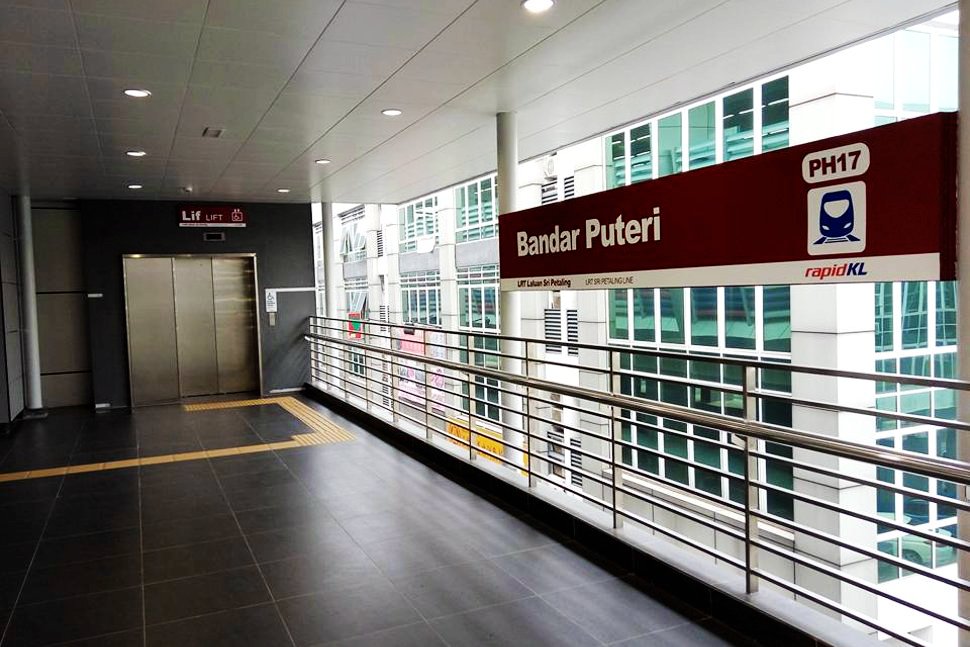 Concourse level of Bandar Puteri LRT station