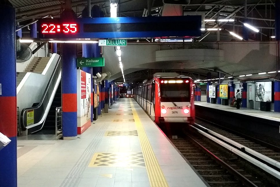 Train approaching the Bandar Tun Razak LRT station