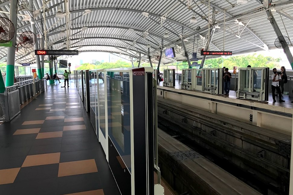 Boarding platform at the monorail station