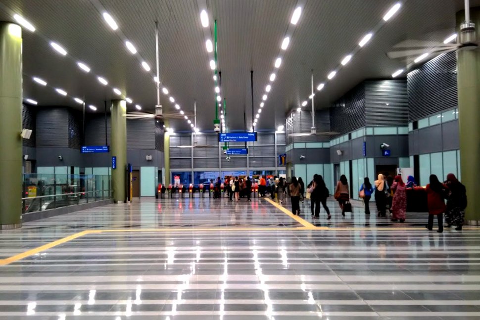 Common concourse to access both the Kajang MRT and KTM Station
