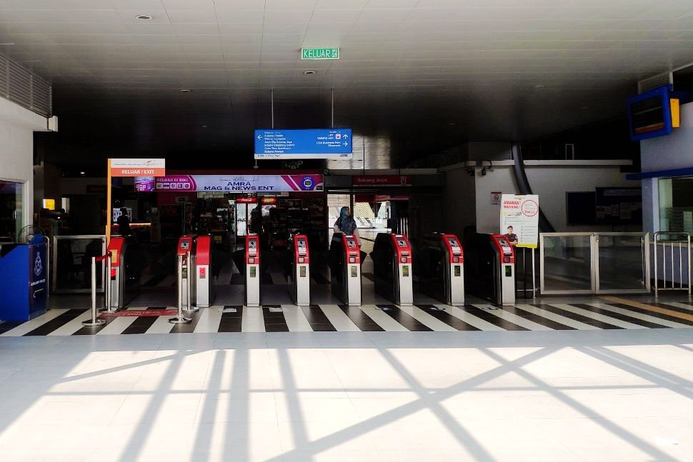 Skypark Link faregates on the left at Subang Jaya station