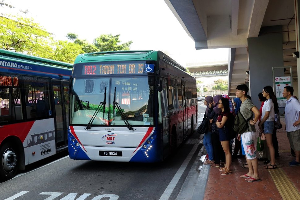 Commuters lining up for MRT feeder bus T812