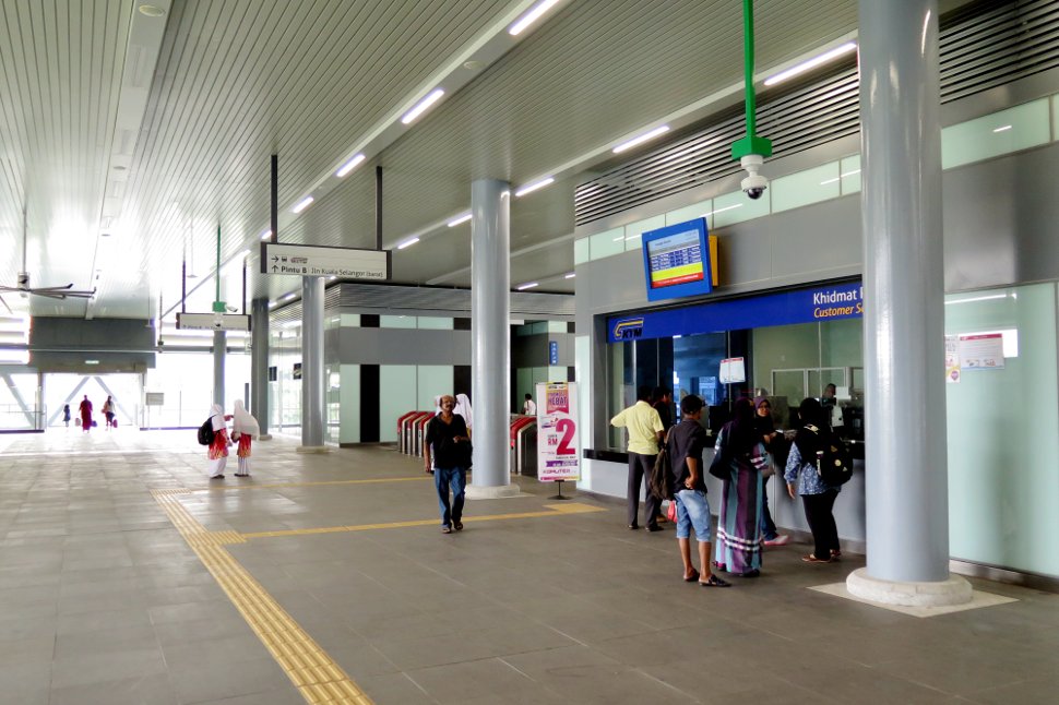 Concourse at level 2 for ticket purchase and entrance gates to KTM station