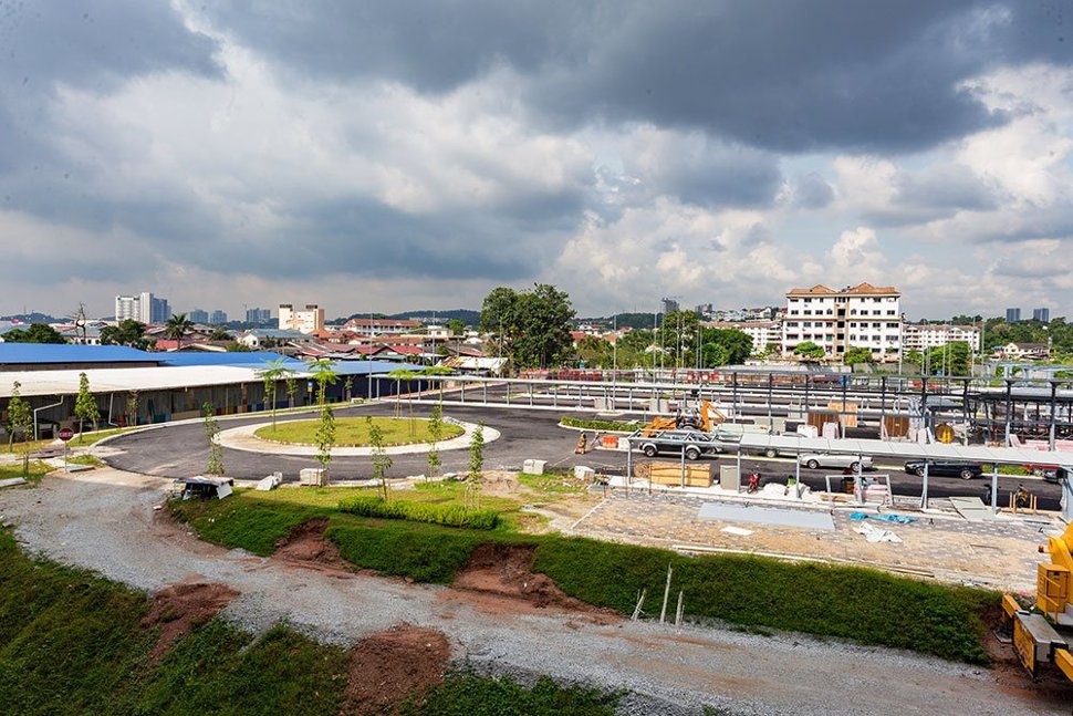 Landscaping works at the at-grade parking facility at the Bandar Tun Hussein Onn Station. Feb 2017