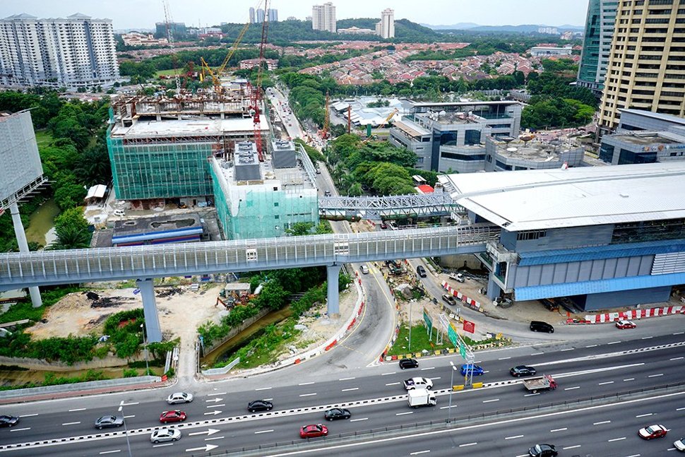 View of the walkway being built to connect the Bandar Utama Station with its Multi Storey Park n Ride building. (Jun 2016)