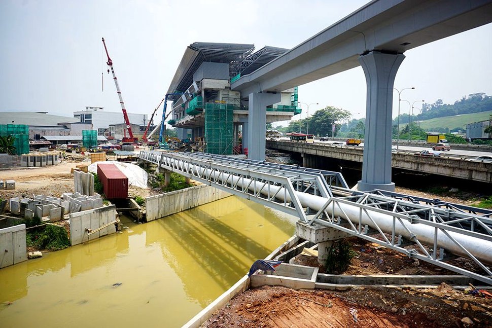 View of the Sungai Langat upgrading in progress near the Batu Sebelas Cheras Station. Apr 2016
