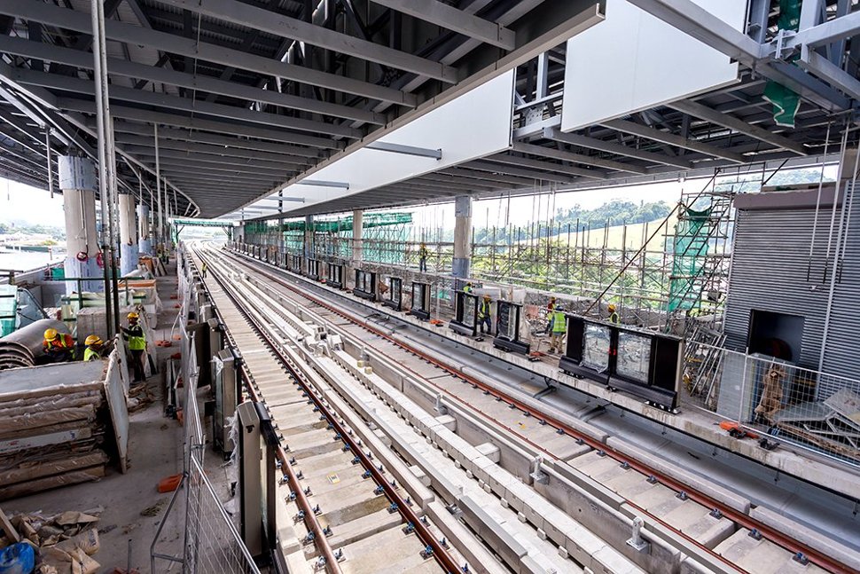 Ongoing construction works at the platform level of the Batu Sebelas Cheras Station including the installation of platform screen doors. Jun 2016