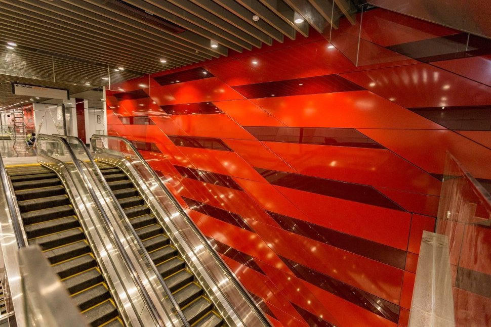 Dynamic Theme, chosen to represent the dynamic and exciting elements of the country's top central business district, is reflected with different tones of red on the walls in the interior of the station that suggest movements. (Jul 2017)