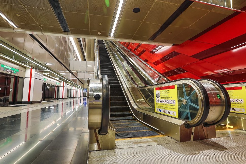 Escalators to Platform 2 at Bukit Bintang station (Jul 2017)
