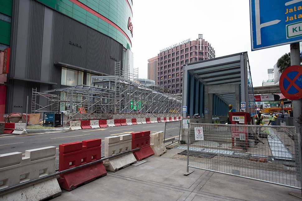 Ongoing works at Entrance D (left) and Entrance E (right) to the Bukit Bintang Station. (Dec 2016)