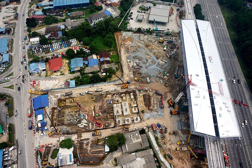 Aerial view of the Bukit Dukung Station. To the left of the station is the multi-storey park and ride facility being constructed. Oct 2015