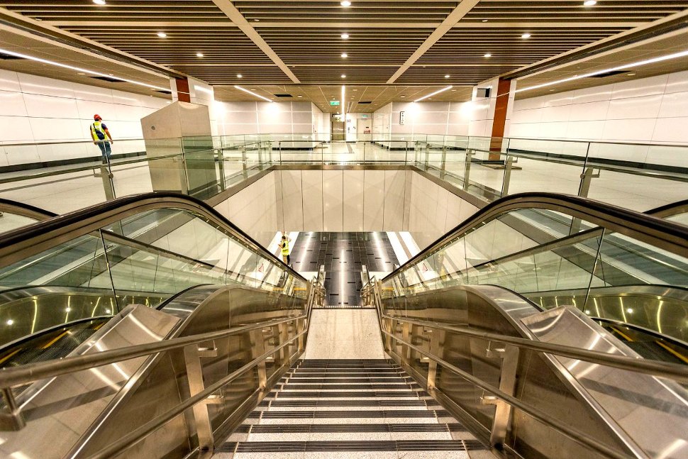 Escalator and stair access to the boarding platforms (Jul 2017)