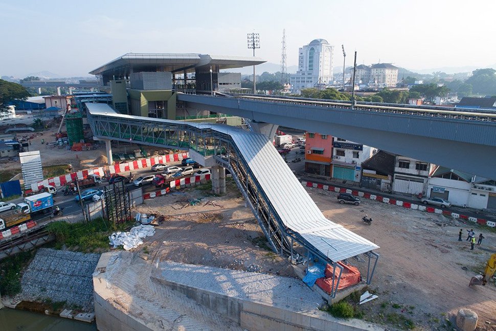 View of the pedestrian bridge over Jalan Sungai Chua linking the Stadium Kajang Station with Kajang town. Jan 2017