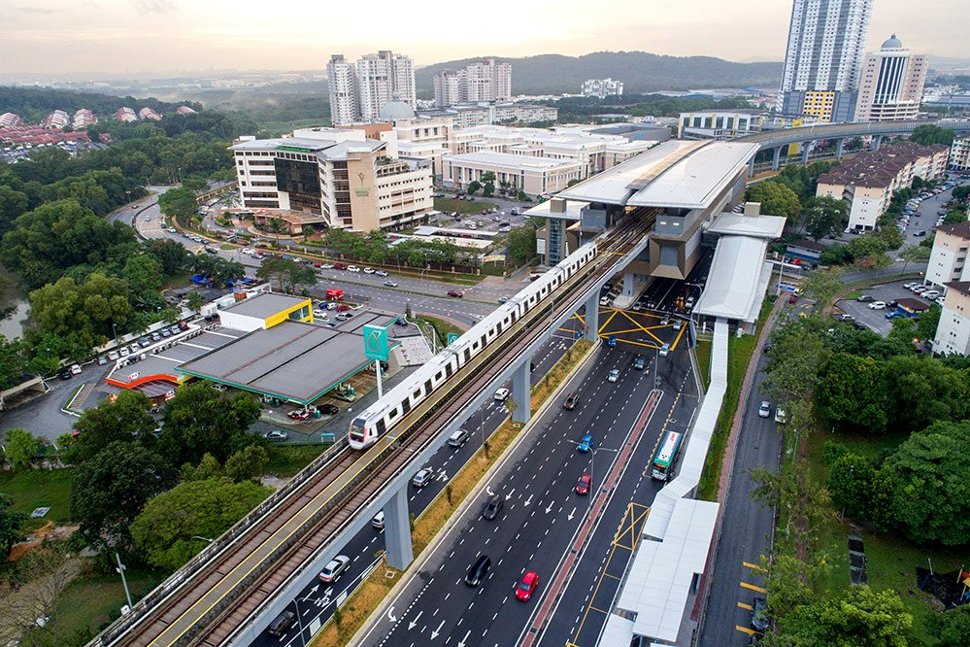 An MRT train departs from the Kota Damansara MRT Station heading south. (Jan 2017)