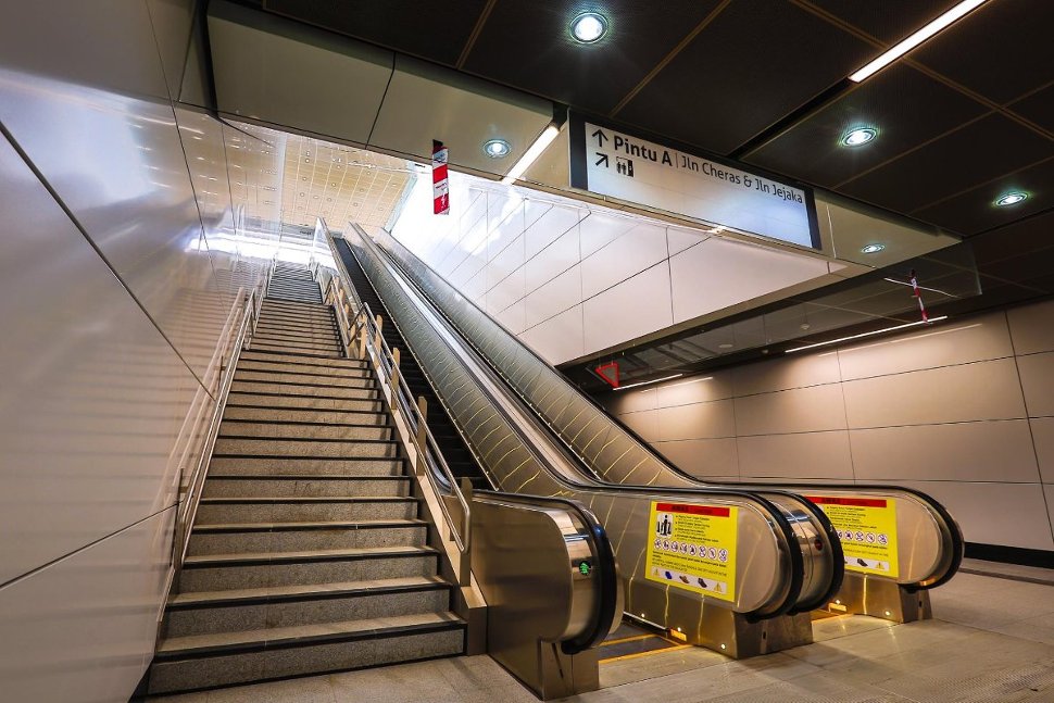Escalators and stair for access to the ground level, heading towards Entrance A (Jul 2017)