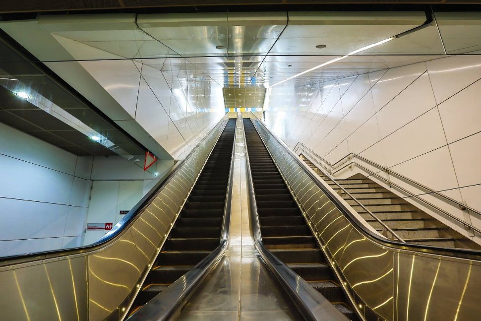 Escalators and stair for access to the ground level (Jul 2017)