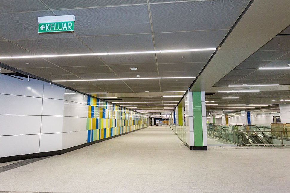 Concourse level of the Maluri Station with integration of the 'New Generation' theme made visible on the walls. (Apr 2017)