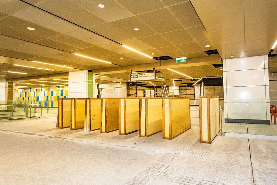 Automated fare collection gates structure that has been installed inside the Maluri Station. (Apr 2017)