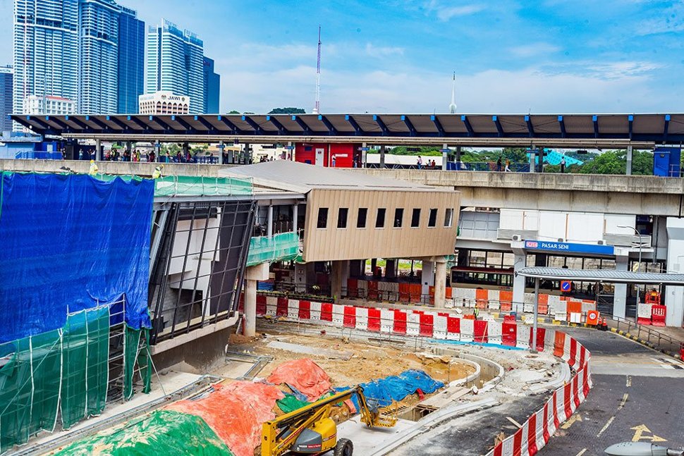 View of the pedestrian link bridge connecting the MRT and KTM Pasar Seni Stations undergoing construction. (Apr 2017)