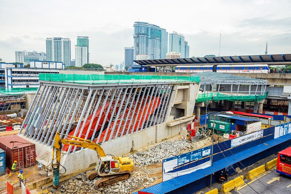 The linkway between the Pasar Seni MRT Station and the Pasar Seni LRT Station being constructed. (Nov 2016)