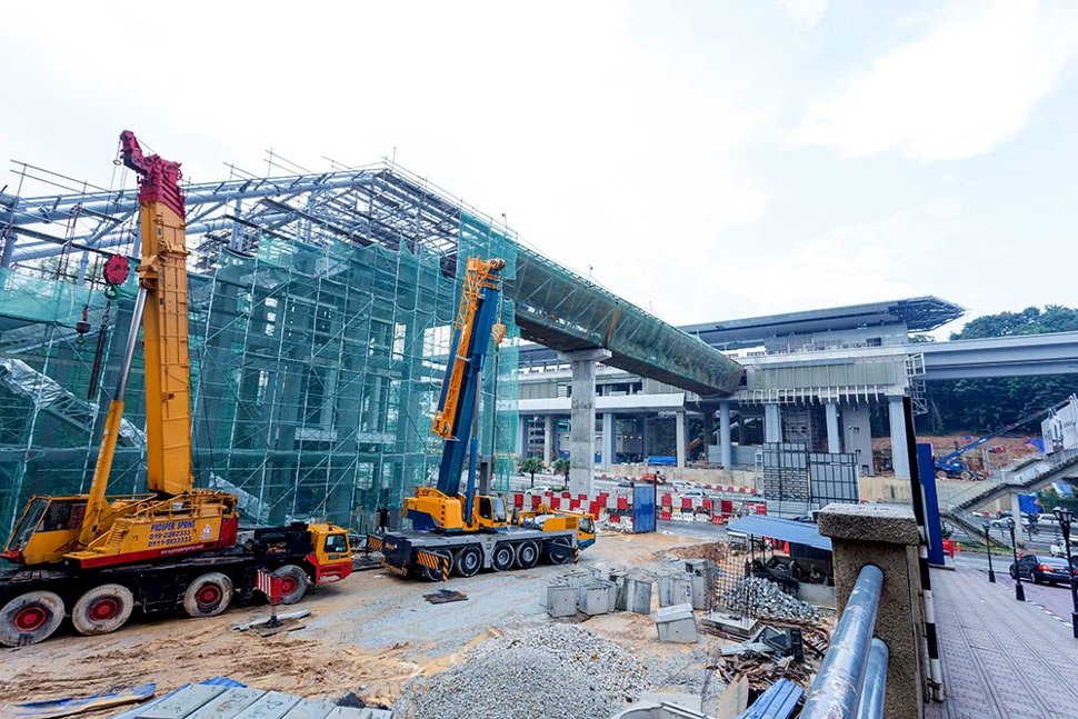 Ongoing construction of Entrance A of the Phileo Damansara Station with pedestrian bridge over the SPRINT Highway. (Jan 2016)