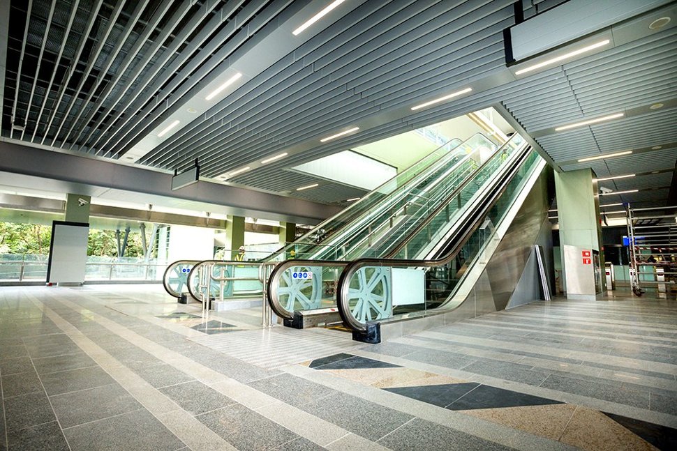 View of the concourse level with escalators already installed inside the station. (Oct 2016)