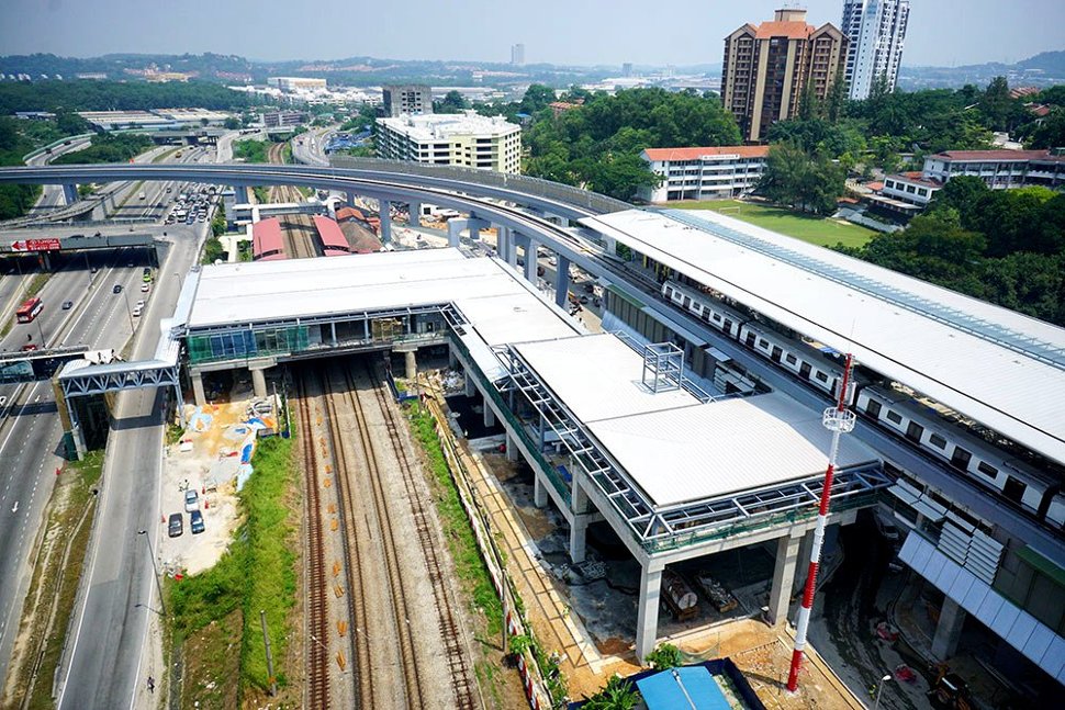 Aerial view of the pedestrian bridge connecting the Sungai Buloh KTM and MRT stations. (Apr 2016)