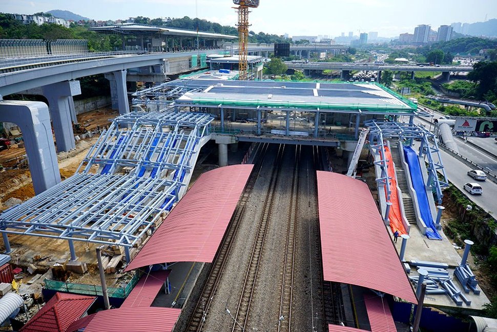The common concourse of the Sungai Buloh KTM Station (red roof) and the Sungai Buloh MRT Station (left) taking shape. (Jan 2016)