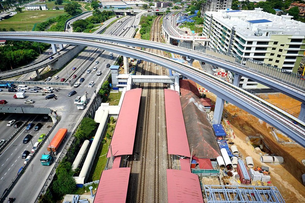 View of the completed MRT guideway crossing over Jalan Kuala Selangor. (Jan 2016)