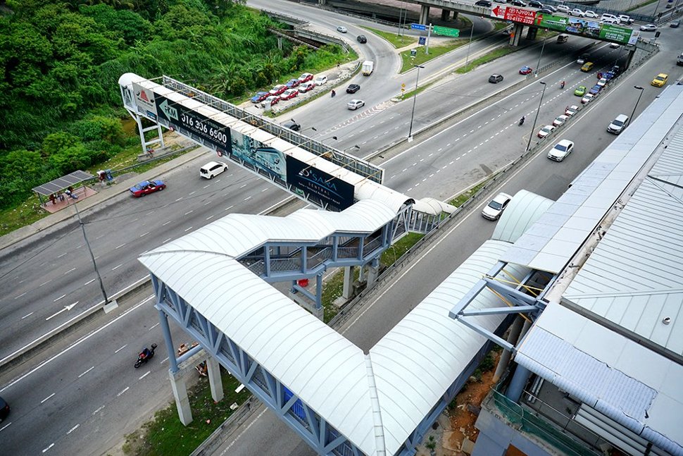Aerial view of the pedestrian entrance bridge that leads towards the entrance of the Sungai Buloh Station. (Jun 2016)