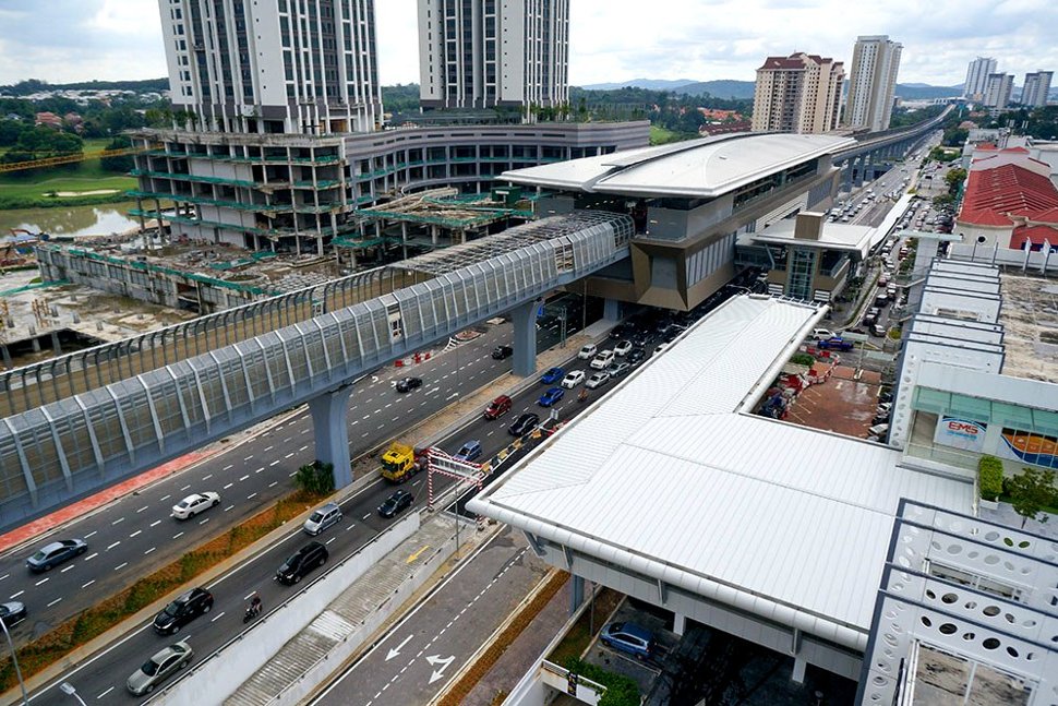 View of the Surian MRT Station with the pedestrian bridge at Sunway Nexis (right) being constructed. (Dec 2016)