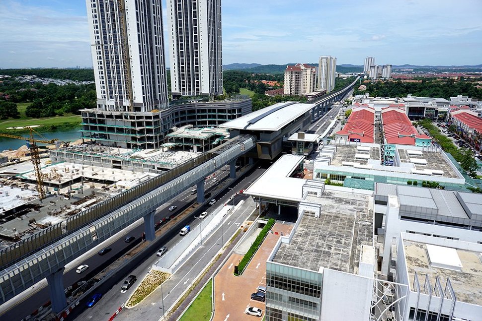 View of the completed Surian Station with its pedestrian link bridge to the adjacent buildings being constructed. (Sep 2016)