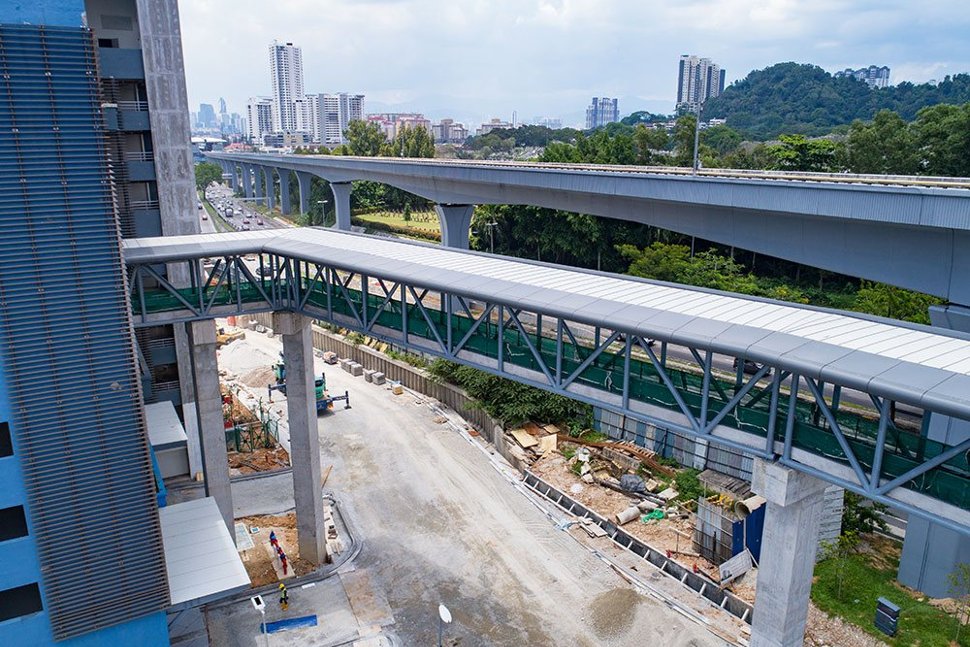 The pedestrian bridge connecting passengers from the Taman Midah Station to the multi-storey park and ride building. (Apr 2017)