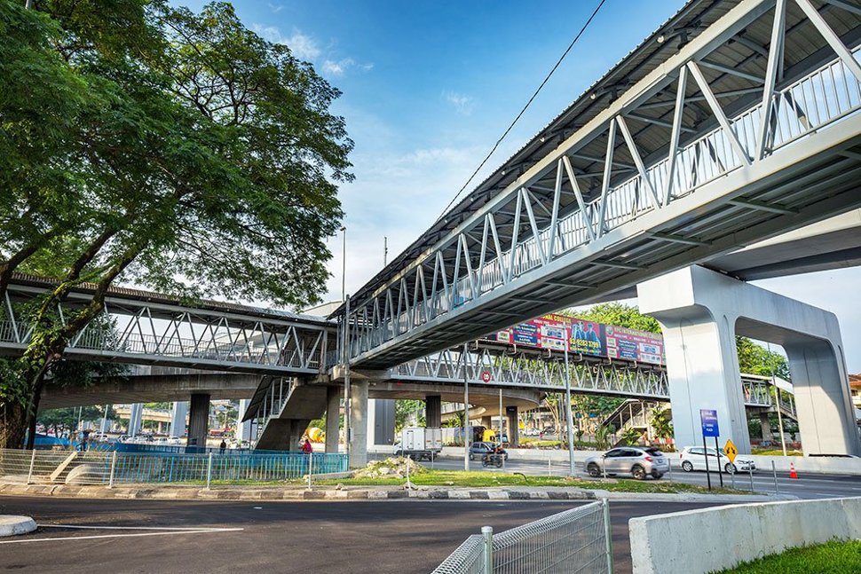 The pedestrian bridges that have been built at the Taman Mutiara Station for access to the station. Apr 2017