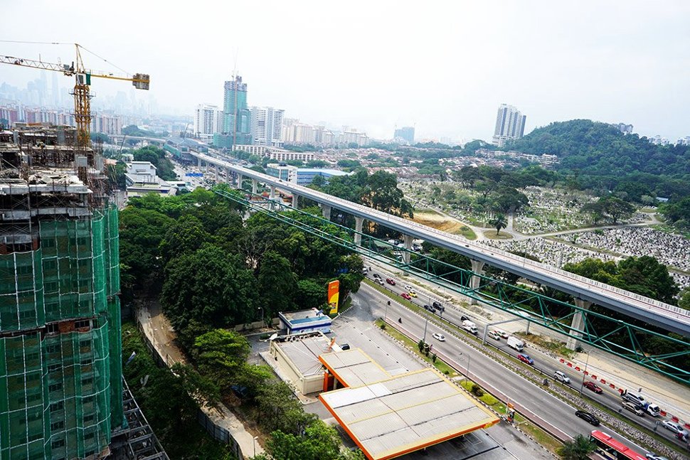 The completed MRT guideway beside the Cheras Christian Cemetery. (Jul 2015)