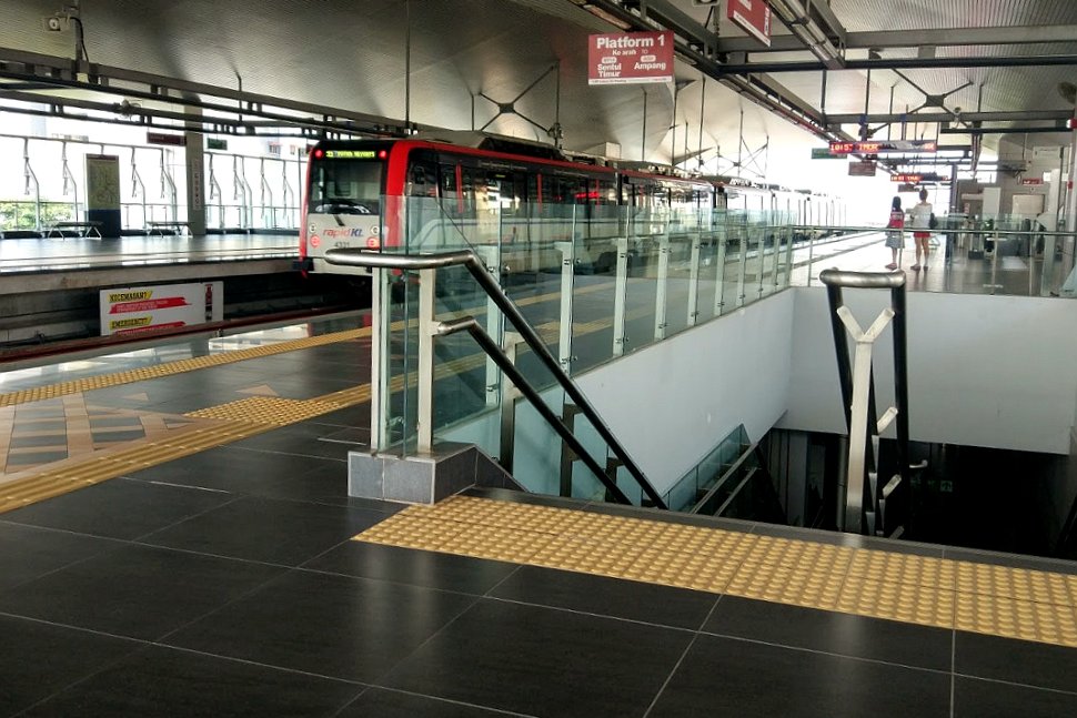 Concourse level at Muhibbah LRT station