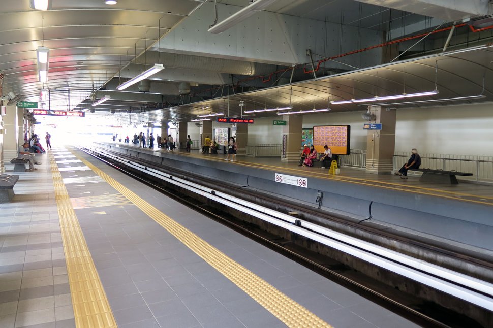 Boarding platforms at Plaza Rakyat LRT station