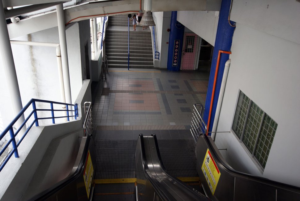 Staircase and escalators to concourse level