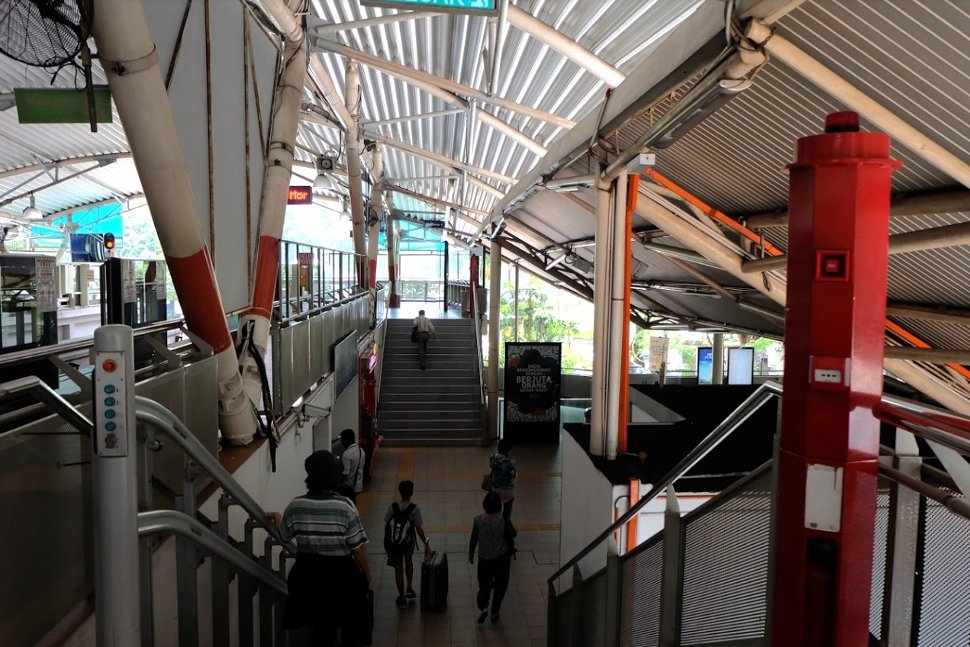 Staircase access to the boarding platform