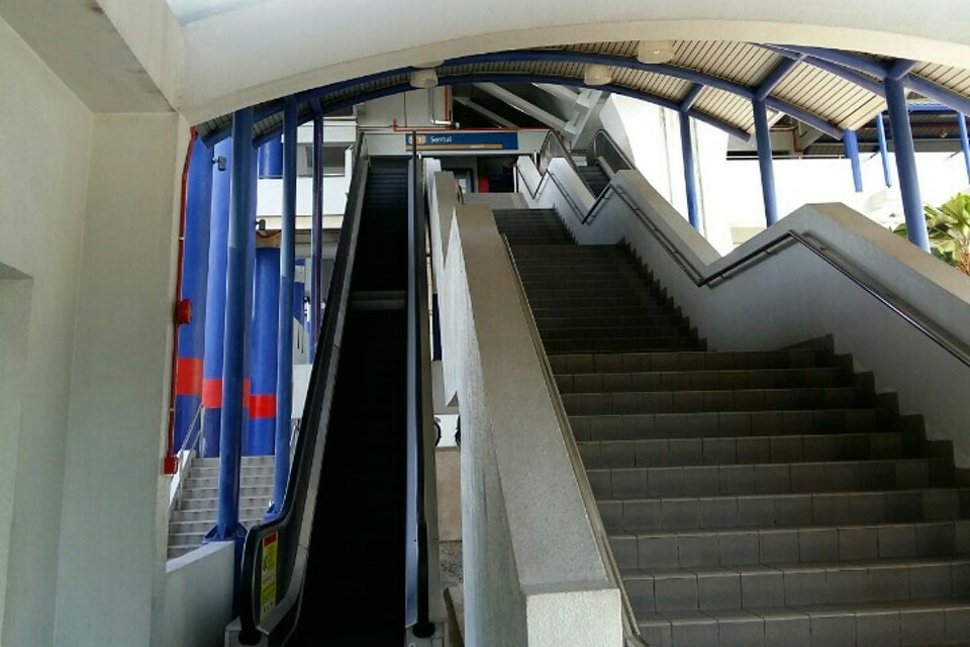 Staircase and escalators to the boarding platforms