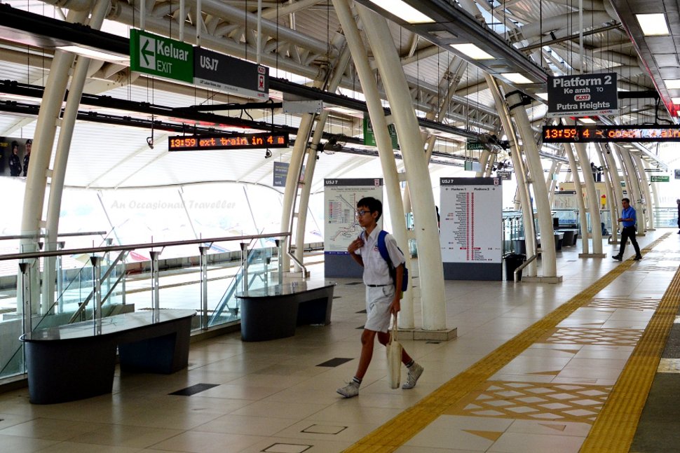 Boarding platforms at USJ 7 LRT station