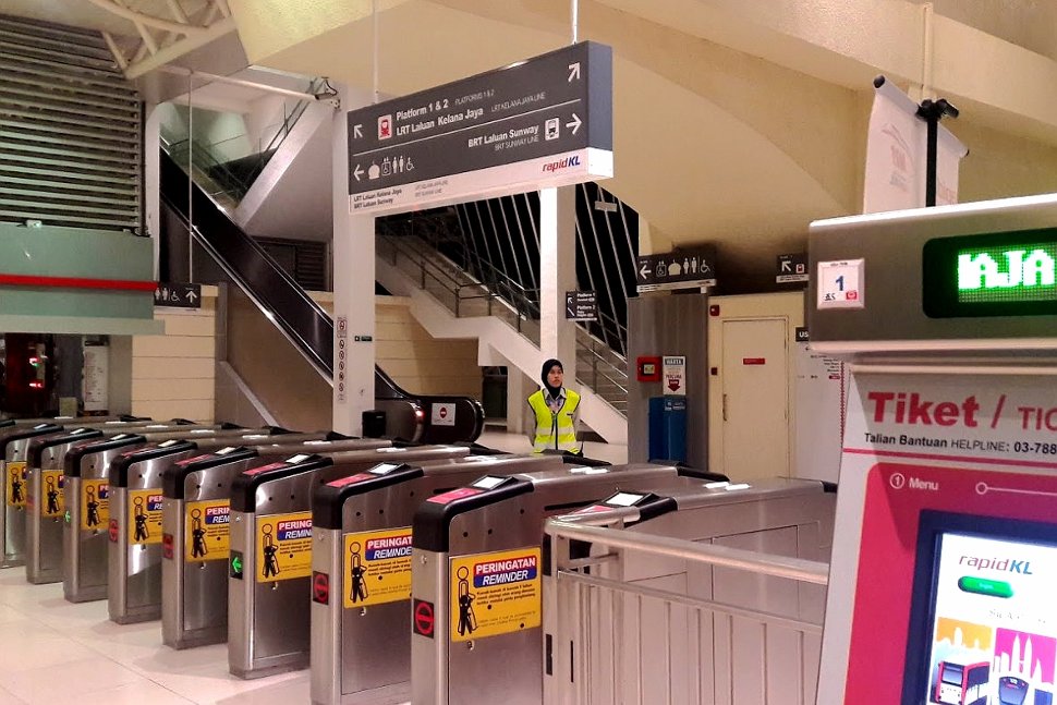 Faregates and ticket vending machines on the concourse level