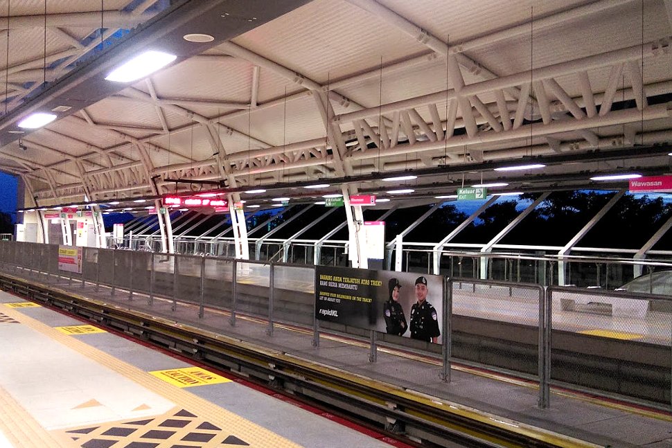 Boarding level at Wawasan LRT station