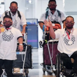 Paralympic heroes arrive home to warm welcome