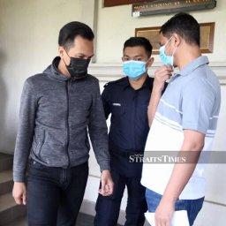 Immigration officer accused of freeing foreigners in exchange for bribes claims trial