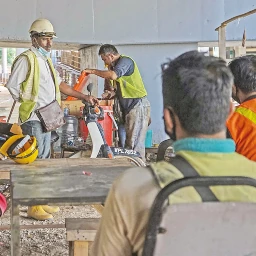 Govt tightens SOPs for foreign workers’ entry on Omicron