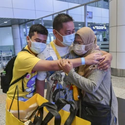 Emotional reunions at KLIA on first day of Malaysia-Singapore air Vaccinated Travel Lane (VTL)