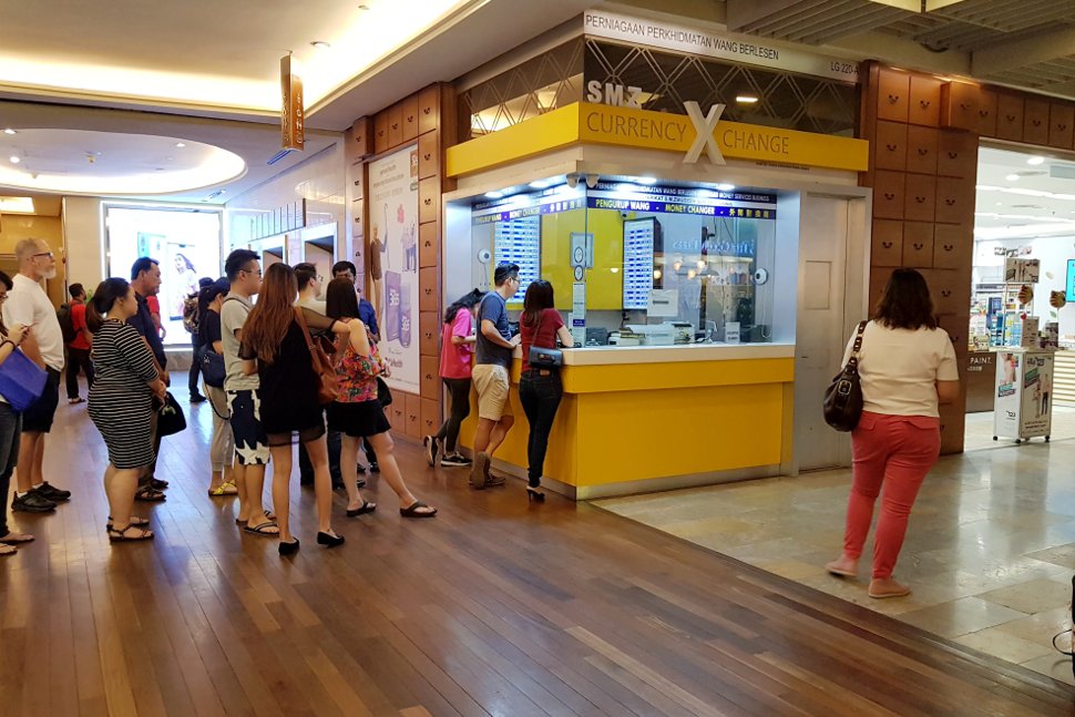 Money exchange counter near the Gardens mall, located at LG level