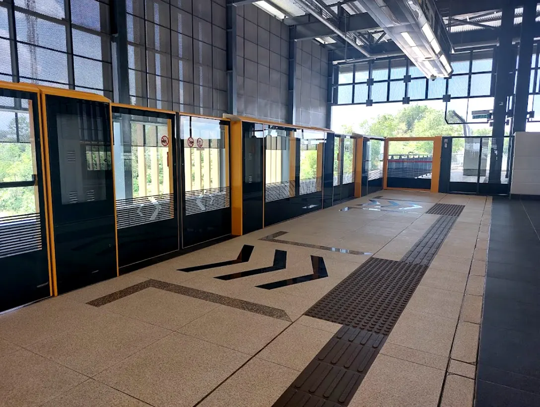 Boarding platform at the 16 Sierra MRT station