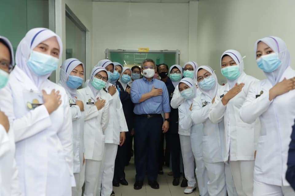 Health Minister Dr Adham Baba (centre) visits Klinik Kesihatan Sungai Rengit in Kota Tinggi, Johor, on September 6, 2020. Picture from Facebook @kementeriankesihatanmalaysia.